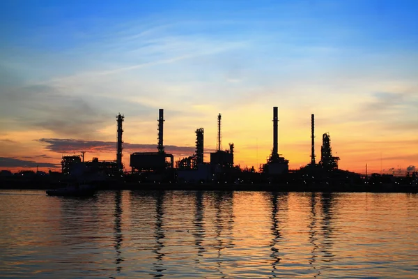 Refinery plant area at twilight — Stock Photo, Image