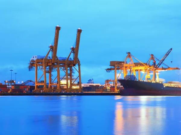 Recipientes de carga no porto de comércio marítimo — Fotografia de Stock