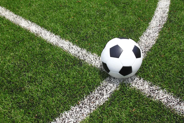 Bola de futebol no campo — Fotografia de Stock