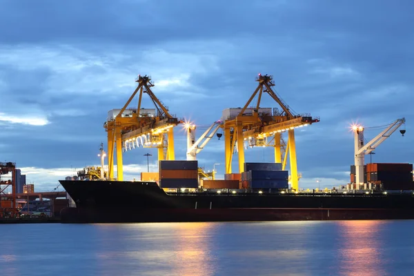 Recipientes de carga no porto de comércio marítimo — Fotografia de Stock