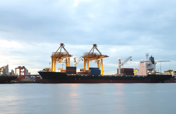 Завантаження контейнерів у морський торговельний порт — стокове фото