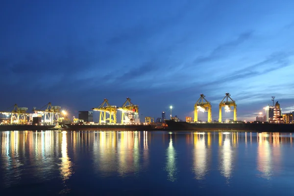 Contenitori che caricano di notte nel porto commerciale marittimo — Foto Stock