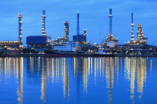 Refinery plant area at twilight — Stock Photo, Image