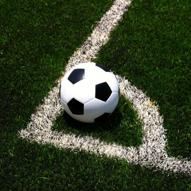 Futbol topu alan çim