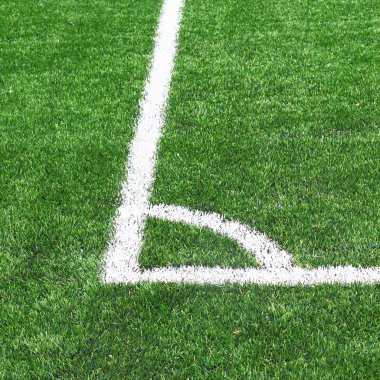 Futbol topu alan çim