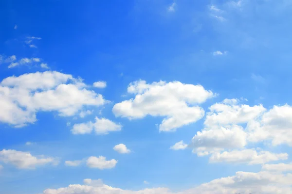 Ciel bleu avec nuage — Photo