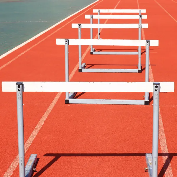 Pistas para correr con tres obstáculos configurados para el entrenamiento — Foto de Stock
