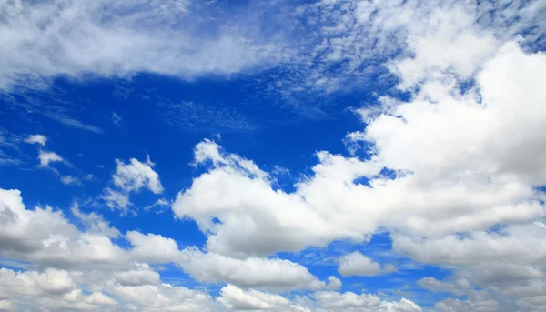 Cielo azul con primer plano de nubes — Foto de Stock