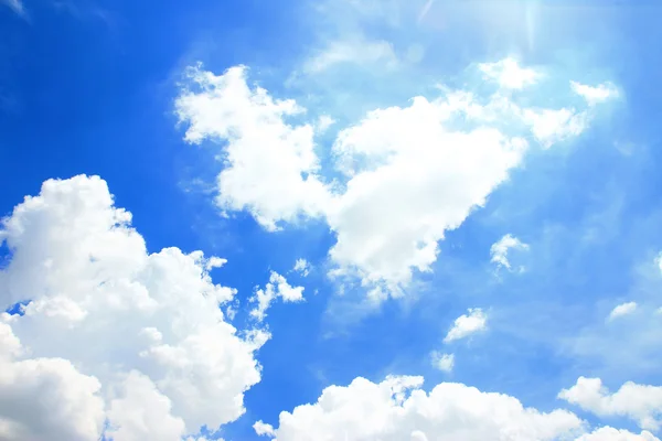 Céu azul com closeup nuvem — Fotografia de Stock