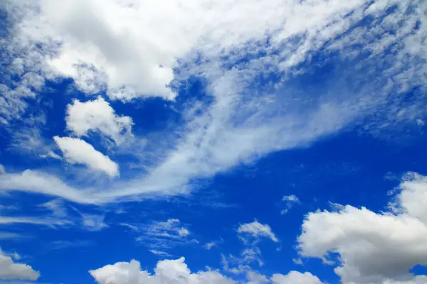 Ciel bleu avec nuages gros plan — Photo