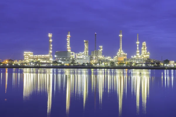 Refinery plant area at twilight — Stock Photo, Image