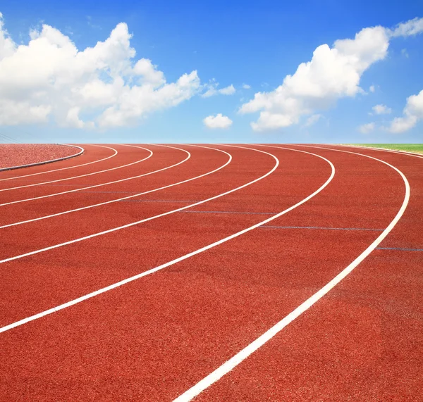 Running track with lanes over sky and clouds — Stock Photo, Image