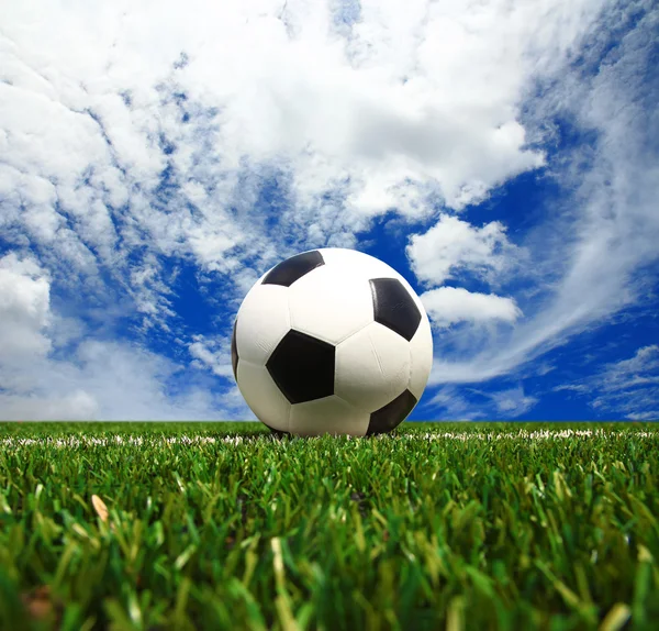 Piłka nożna Piłka nożna na zielonej trawie tekstury w boisko do piłki nożnej z — Zdjęcie stockowe