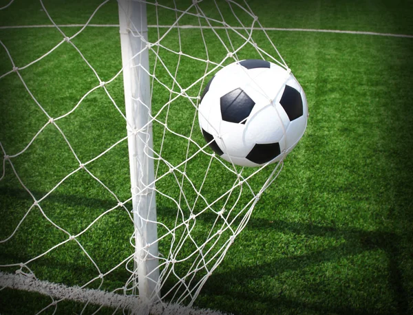 Fotbalový míč v cíli — Stock fotografie