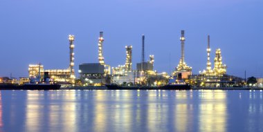 Alacakaranlıkta petrol rafinerisi 