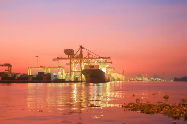 Containerfartyg i hamnen — Stockfoto