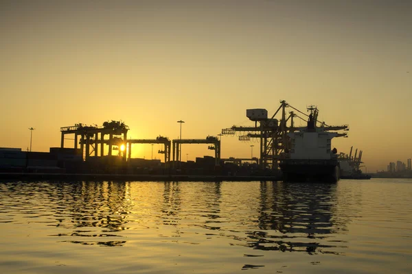 Großes Containerschiff kommt im Hafen an — Stockfoto