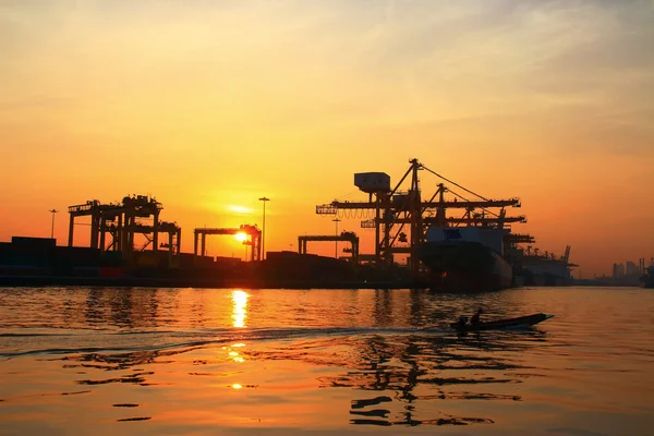 Containerfartyg i hamnen — Stockfoto