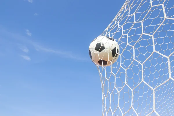 Balón de fútbol en red —  Fotos de Stock