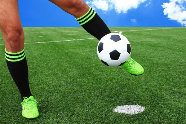 Ногами футбольный мяч — стоковое фото
