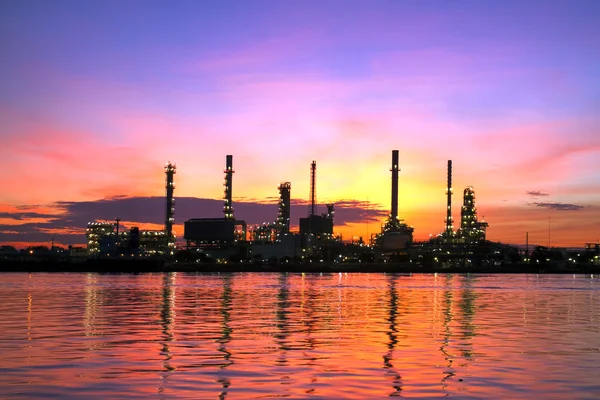 Площі нафтопереробних заводів в сутінках — стокове фото