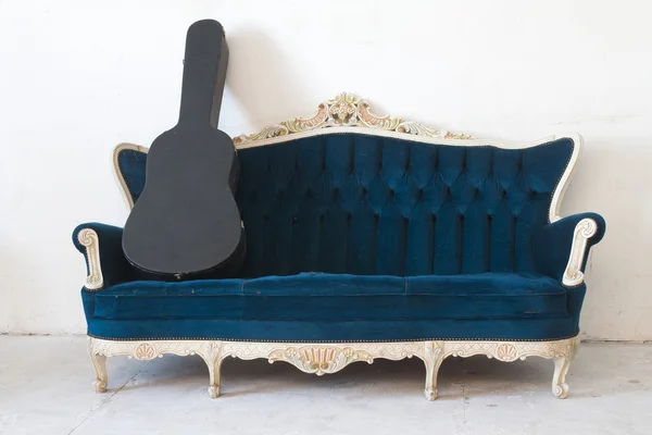 Винтажный стиль украшения интерьера кожаный диван — стоковое фото