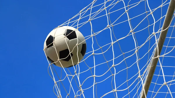 Balón de fútbol en el gol — Foto de Stock