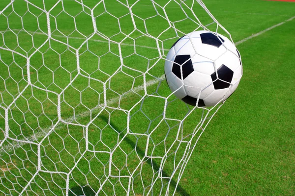 Balón de fútbol en el gol — Foto de Stock