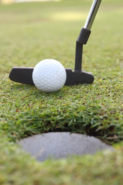 Clube de golfe e bola. Preparação para disparar — Fotografia de Stock