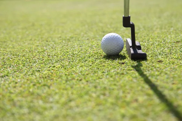 Golfovou hůl a míček. Příprava na výstřel — Stock fotografie