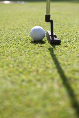  Golf Kulübü ve topu. atış hazırlanıyor
