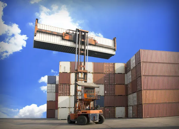 Demiryolu yard kapsayıcısında yukarı kaldırma vinç