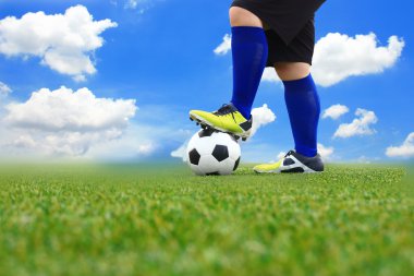 Futbol topu tekmeleme