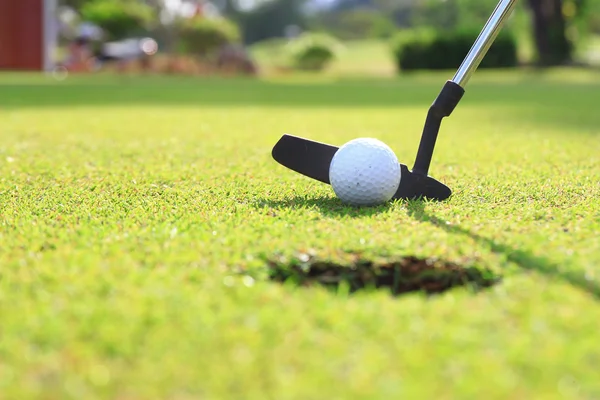 Clube de golfe e bola. Preparação para disparar — Fotografia de Stock