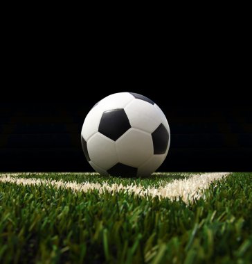 Yeşil sahada futbol topu