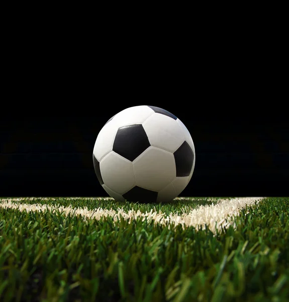 Pelota de fútbol en el campo verde — Foto de Stock