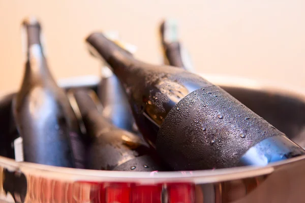 Frascos de vinho gelado em balde de prata — Fotografia de Stock