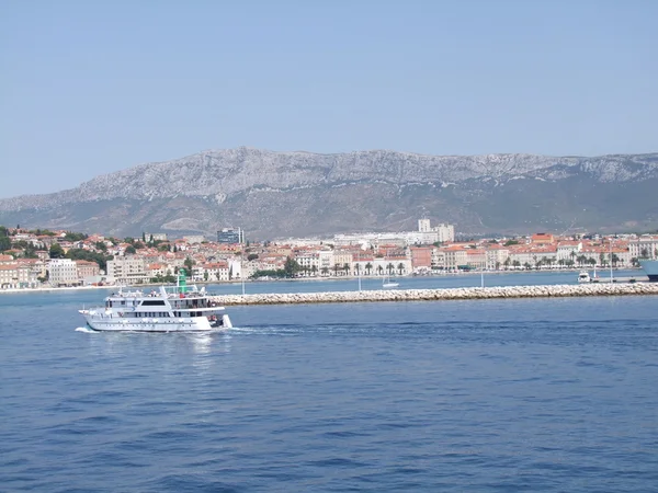 Split en croacia - vista a la ciudad histórica y el puerto — Foto de Stock