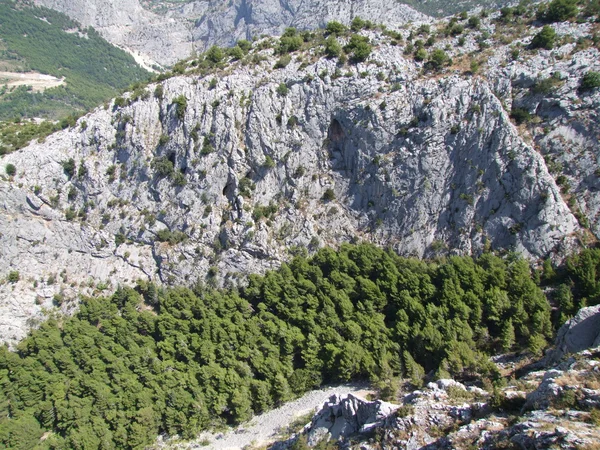 Montagne a Omiascar, croazia vicino alla costa — Foto Stock
