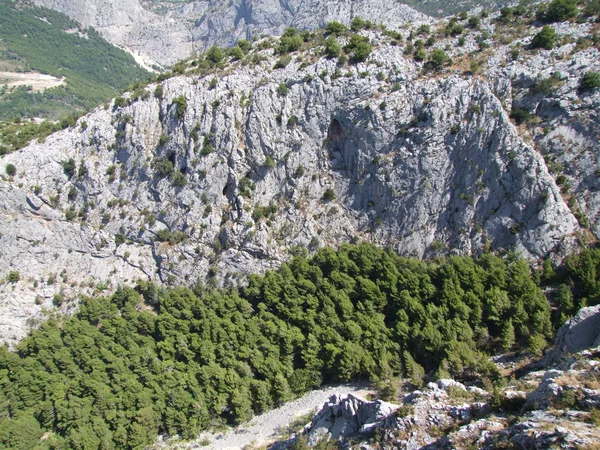 Bergen in Omi?, Kroatië in de buurt van de kust — Stockfoto