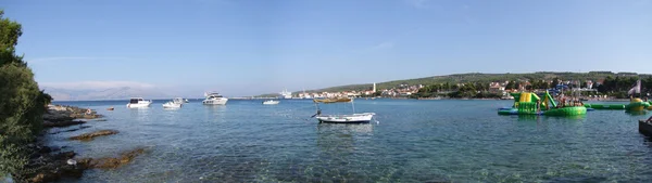 Supetar - παραλία στο νησί στηθόδεσμο; στην Κροατία — Φωτογραφία Αρχείου