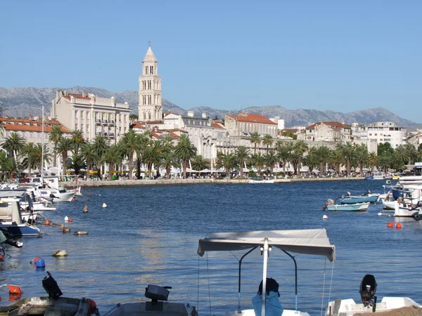 Split i Kroatien - riva och hamnen — Stockfoto