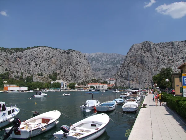 Přístavu Omiš v crotia - řeka sítnice — Stock fotografie