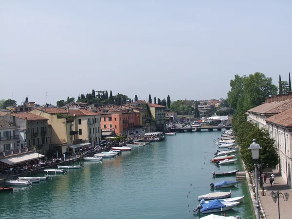 Lago di garda, Ciudad Peschiera del Garda en las proximidades de Verona, Italia — Foto de Stock