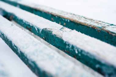 Kış şehrinde bir yürüyüş, setin üzerindeki mavi bir bank kar ve buzla kaplı. Yaşam tarzı