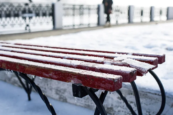 Egy Séta Téli Városban Egy Kék Pad Töltésen Borítja Jég — Stock Fotó