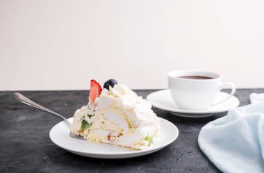 Taze böğürtlen ve meyveli Mereng keki. Çilek, kivi, böğürtlen. Beyaz çatal bıçaklı protein tatlısı. Yemek fotoğrafı.