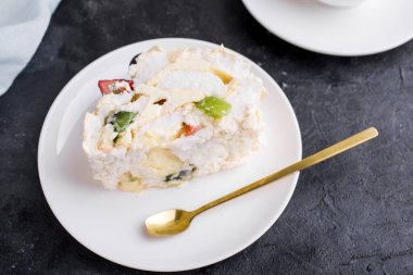 Taze böğürtlen ve meyveli Mereng keki. Çilek, kivi, böğürtlen. Beyaz çatal bıçaklı protein tatlısı. Yemek fotoğrafı.