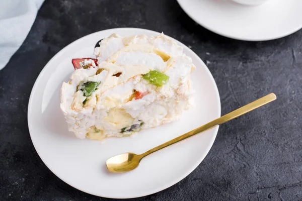 Taze böğürtlen ve meyveli Mereng keki. Çilek, kivi, böğürtlen. Beyaz çatal bıçaklı protein tatlısı. Yemek fotoğrafı.