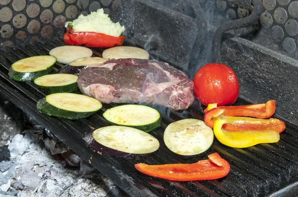 烹调牛排和蔬菜 — 图库照片